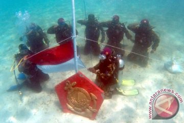Gubernur Maluku mengikuti pengibaran bendera bawah laut