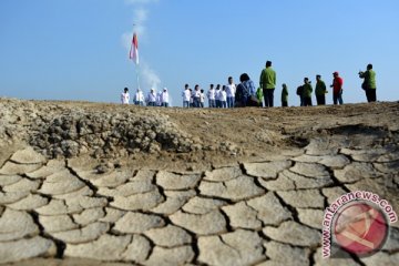 Upacara HUT RI digelar di tempat wisata Pantai Lombang-Lombang