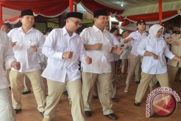 Usai jadi inspektur upacara, Prabowo bergoyang ria