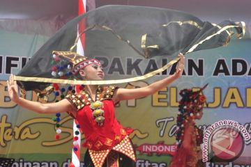 Lomba modifikasi pakaian adat