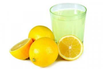 Minum air lemon hangat di pagi hari bisa rusak gigi