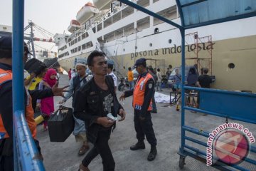 Ratusan calon penumpang demo di Kantor Pelni Ambon