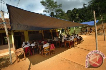 Lima siswa pingsan akibat belajar di tenda