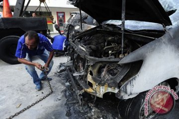 Kebakaran bengkel hanguskan belasan mobil