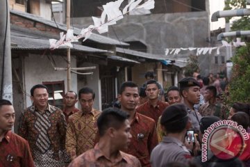 Jokowi-Ahok bagikan bahan pokok di Kampung Beting