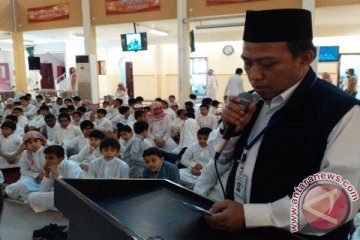 Pelajar SMP pun sambut jemaah Indonesia