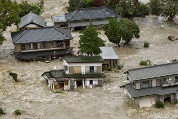 Tiga tewas, 10 orang terkubur saat hujan lebat guyur Jepang