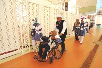 Laporan dari Mekkah - Jamaah haji sewa kursi roda untuk jumrah di Mina