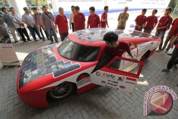 Mahasiswa Padang membuat mobil listrik kecepatan 43 km/jam