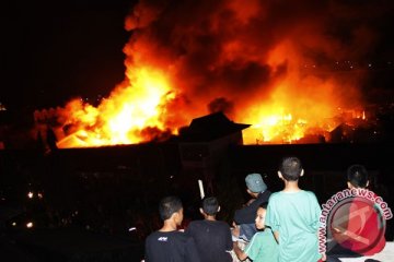 Ratusan warung, kios di Pasar Martapura terbakar