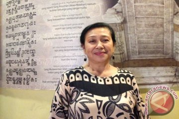 Ratna Riantiarno kecil ke museum untuk piknik