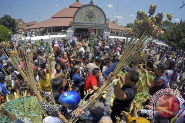 Ratusan warga berebut gunungan Grebeg Besar keraton