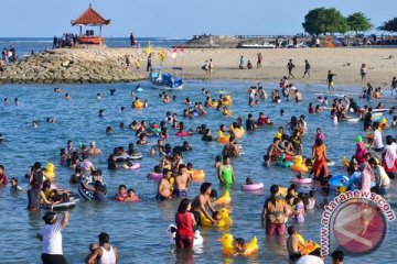 Masyarakat padati pantai Sanur saat Banyupinaruh