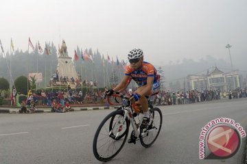 Pebalap Tour de Singkarak tak terpengaruh dengan asap