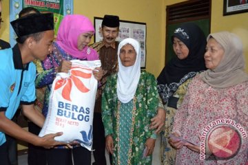 Menteri Khofifah bagikan rastra di Bengkulu