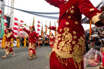 Jokowi puji baju adat Minangkabau