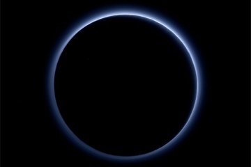 Di Pluto ada langit biru dan air