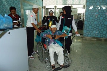 Petugas kesehatan haji Indonesia layani jamaah lain