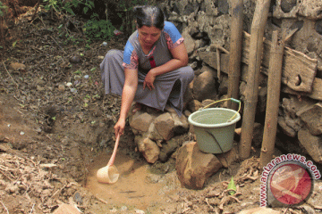 Warga desa Ulantha harus jalan 3 km untuk dapat air bersih