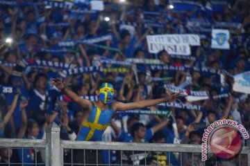 Polisi Cilacap kawal rombongan suporter Persib Bandung