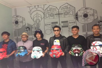 Nidji rancang helm Stormtrooper Star Wars