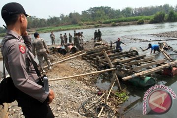 Perajin batako di Tulungagung keluhkan kenaikan harga pasir