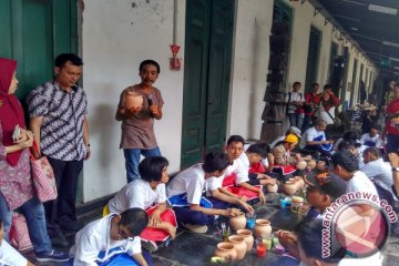 Serunya menghias kendi bersama ABK di museum