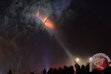 Petugas gabungan padamkan kebakaran hutan di Ponorogo