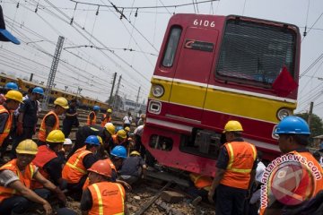 Tiga luka akibat kecelakaan Transjakarta-KRL