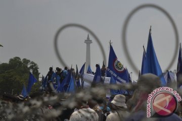 Massa buruh berkumpul di depan Istana