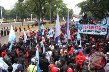 Ribuan buruh kumpul di Monas