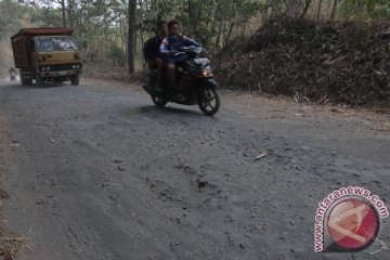 Warga sekitar Merapi perbaiki jalur evakuasi