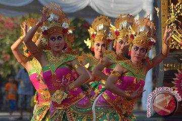 Belasan pengunjuk rasa tolak wisata syariah di Bali