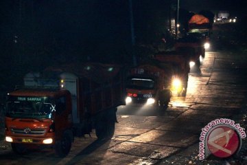 Aparat gabungan Bekasi kawal distribusi sampah DKI