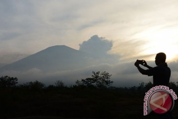 Akibat erupsi Barujari kunjungan wisatawan turun 20 persen