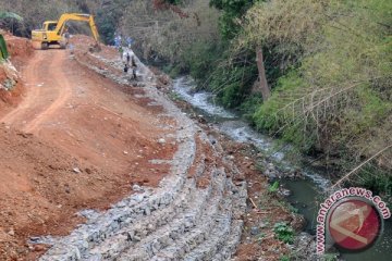 Tebing Kali Ciliwung diperbaiki untuk pengendalian banjir