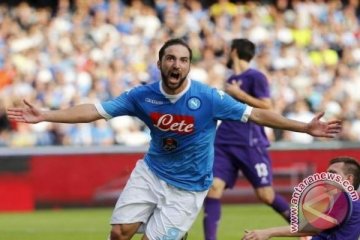 Penalti Higuain amankan Napoli di puncak Serie A
