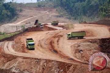 Pembangunan infrastruktur membuat truk besar diburu pembeli