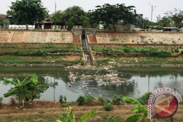 Sejumlah saluran air Jakarta masih tertumpuk sampah