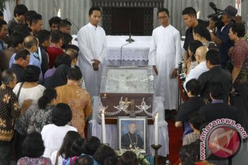 Jenazah uskup agung Semarang disemayamkan di Kentungan