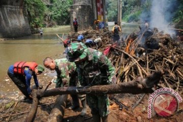 Bersihkan Sampah Sungai Ciliwung