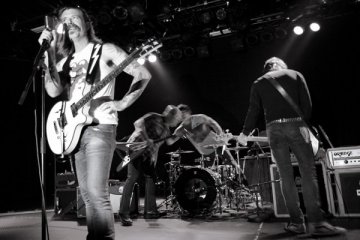 "Eagles of Death Metal" batalkan konser karena vokalisnya terluka