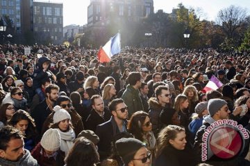 AS kibarkan bendera setengah tiang untuk teror di Paris