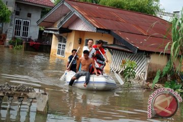 Santri di Sampang terseret arus banjir