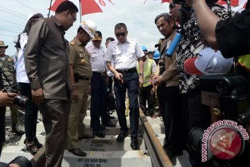 Menhub tinjau pemasangan rel KA Trans Sulawesi