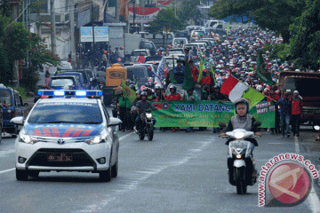 Ribuan buruh Batam nekad unjukrasa meski hujan lebat