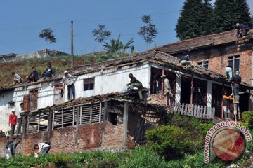 Angin kencang rusak sejumlah bangunan di Batam