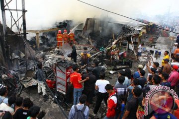 Toko cat hangus terbakar di Padang