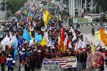 Gelombang demonstrasi warnai pembahasan UMK 2017 Bekasi