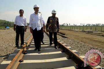 Presiden Jokowi tinjau proyek KA Trans Sulawesi